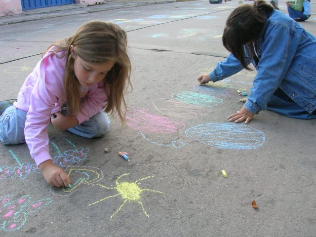 abril y luz m en calle
